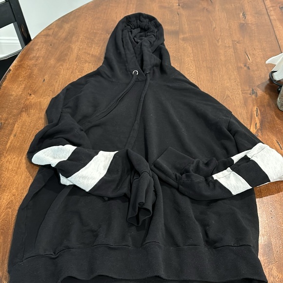 Strut this sweatshirt - Picture 2 of 3